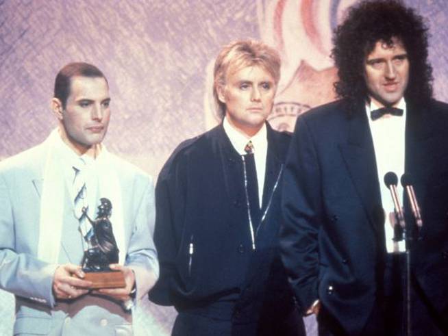 Freddie Mercury, Roger Taylor y Brian May, en el momento en que subieron al escenario de los Brit Awards en 1990.