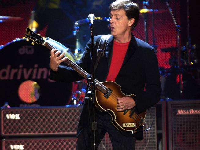 Sir Paul McCartney en su gira de 2002.