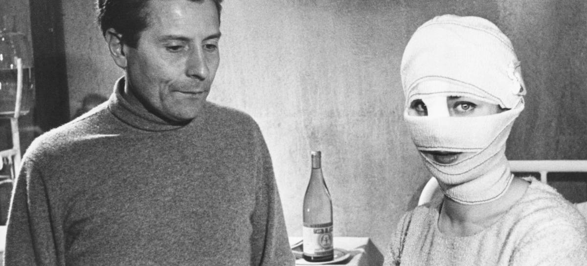 El cineasta Georges Franju (i) posa al lado de la actriz Juliette Mayniel (d) en el set de &#039;Los ojos sin rostro&#039; (1960)