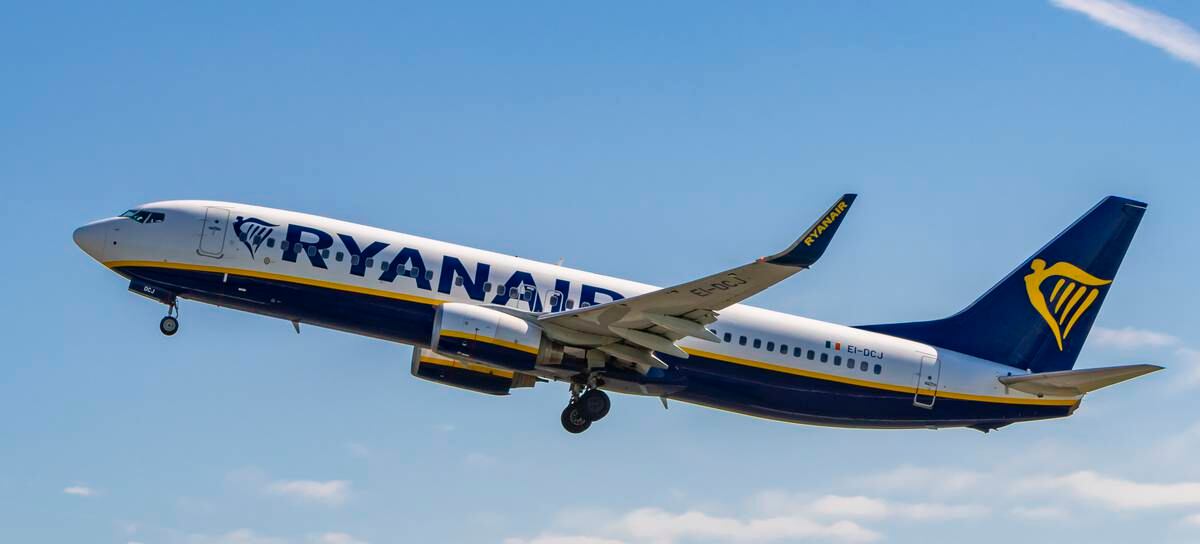 Un avión de Ryanair despegando.