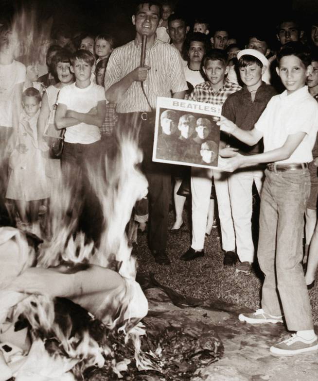Adolescentes se reúnen en un &quot;Beatles Burning&quot; organizado por WAYX-AM