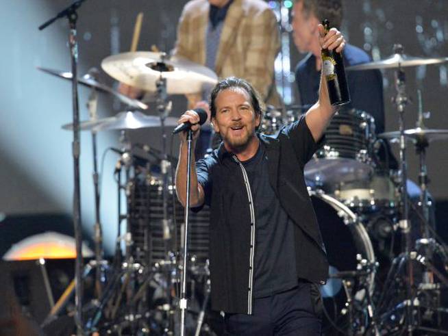 Eddie Vedder actuando y celebrando su entrada en el prestigioso Rock and Roll Hall of Fame en 2017.