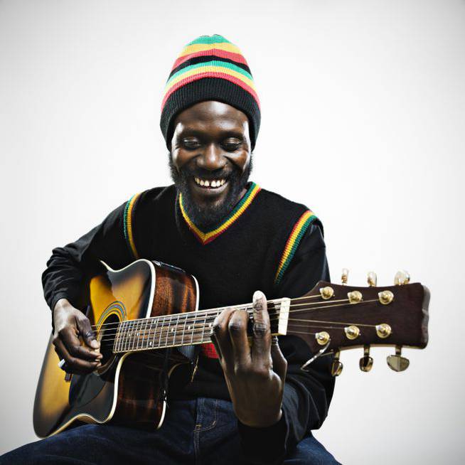 Hombre jamaicano tocando la guitarra