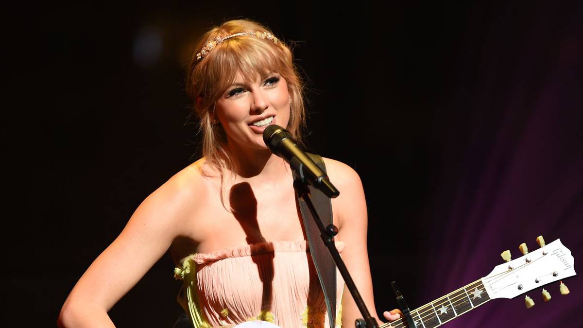 Taylor Swift España on X: 🚨 Las 8 ediciones especiales del vinilo de  #Folklore (el octavo disco de Taylor Swift) estarán únicamente disponibles  en la web durante 1 semana (hasta el jueves