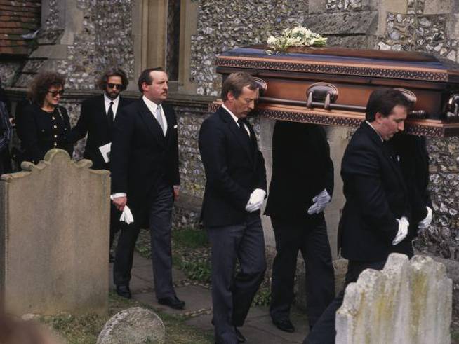 Eric Clapton y su novia, Lori del Santo, en el funeral de su hojo Conor, en Inglaterra.