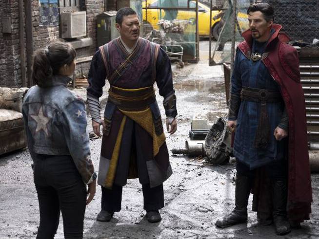 America Chávez, Wong y Doctor Strange en una de las escenas iniciales de la película.