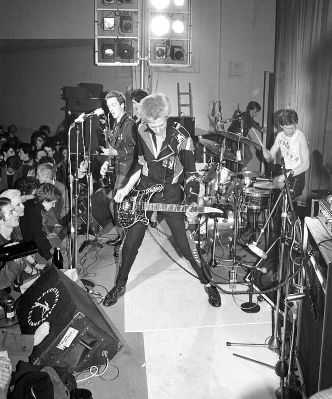 The Clash actuando en el escenario del Harlesden Coliseum de Londres el 11 de marzo de 1977.