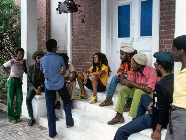 Bob Marley y sus amigos pasando la tarde en su casa de Kingston, en el número 56 de Hope Road, el 9 de julio de 1970.