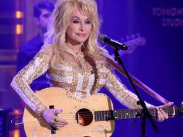 Dolly Parton se vacuna con “su propia medicina” al ritmo de Jolene