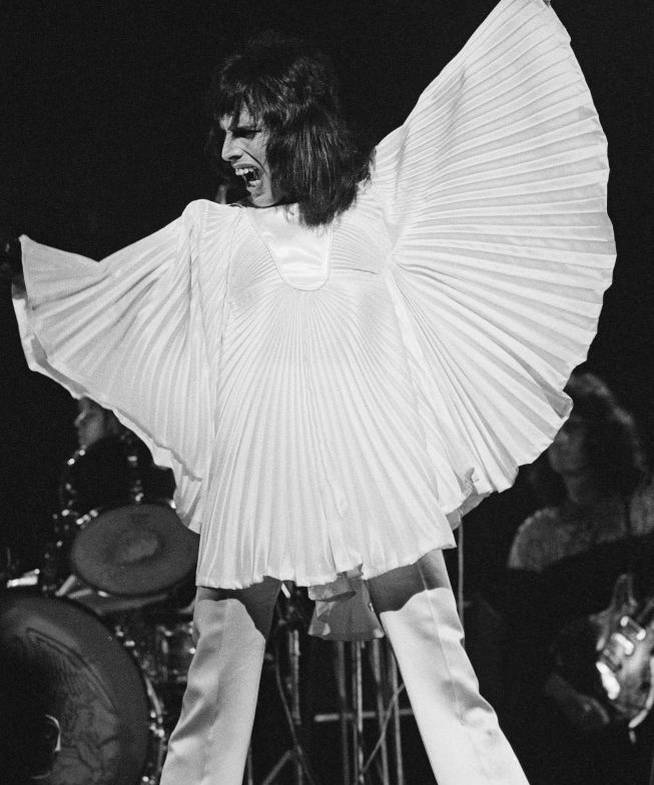 Freddie Mercury, durante un show en el 74.