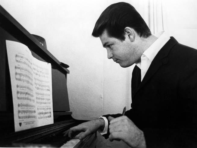 Brian Wilson componiendo en Los Ángeles en una foto de 1964