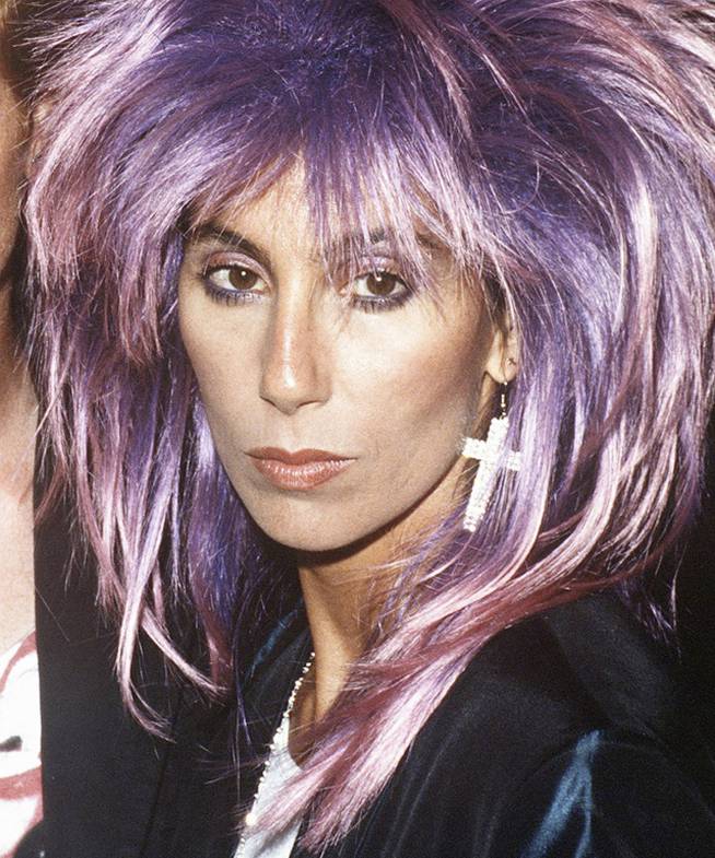Cher, retratada en 1985 llevando una de sus icónicas pelucas.