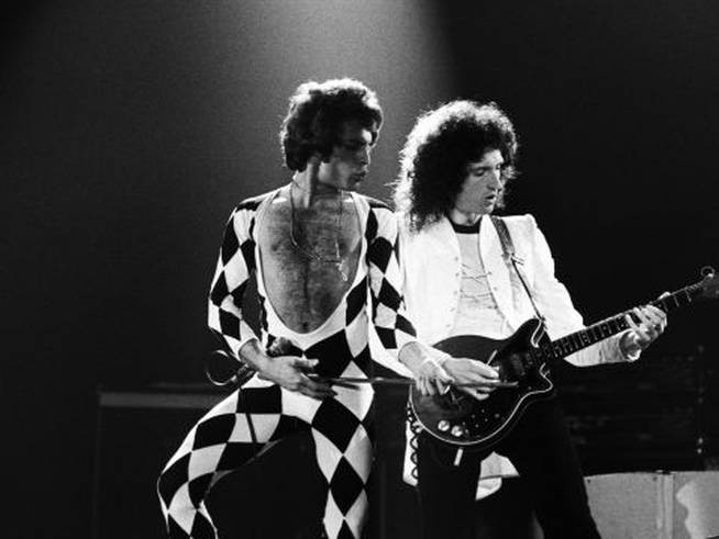 Freddie Mercury y Brian May, interpretando We Are the Champions en 1978