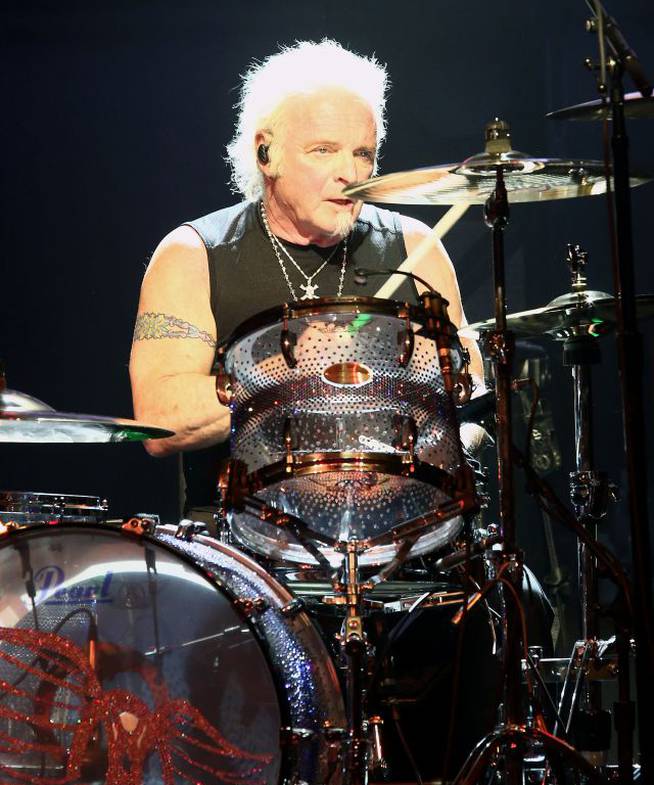 Joey Kramer, batería de Aerosmith, tocando en directo.