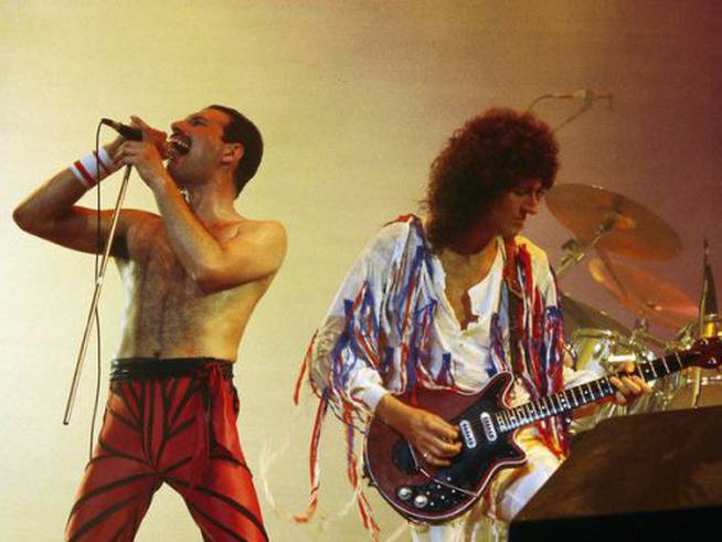 Freddie Mercury y Brian May, durante una actuación en directo / GETTY IMAGES