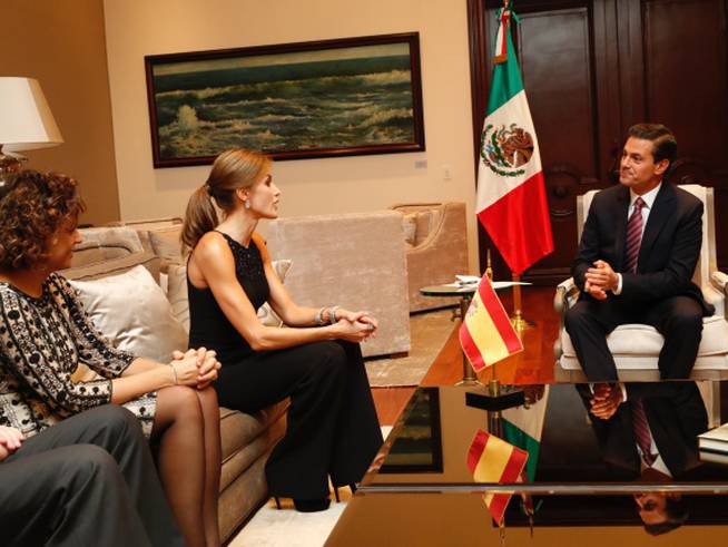 La reina en un encuentro con el presidente de México y la ministra de Sanidad.