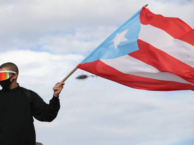 Bad Bunny portando la bandera de Puerto Rico