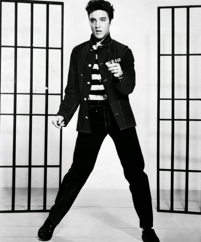 Elvis, en un frame de El Rock de la cárcel (Richard Thorpe, 1957).