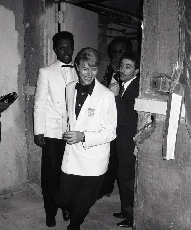 David Bowie, junto a Otis Blackwell y Nile Rogers, en la gala de entrega de unos premios en 1983.