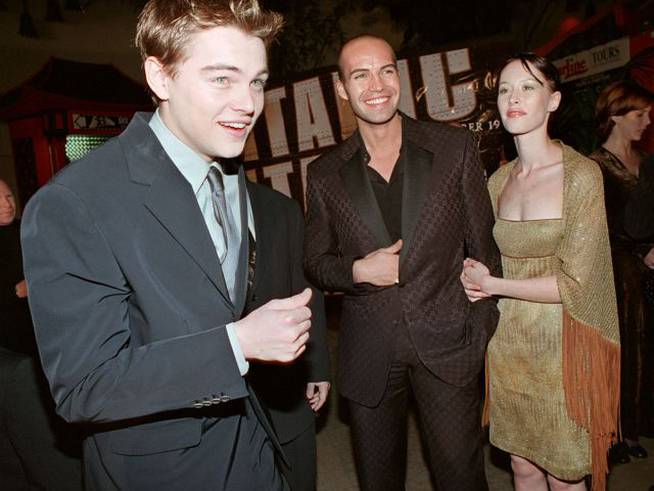 Leonardo DiCaprio (i) y Billy Zane (c) acuden al estreno de &#039;Titanic&#039; en diciembre de 1997