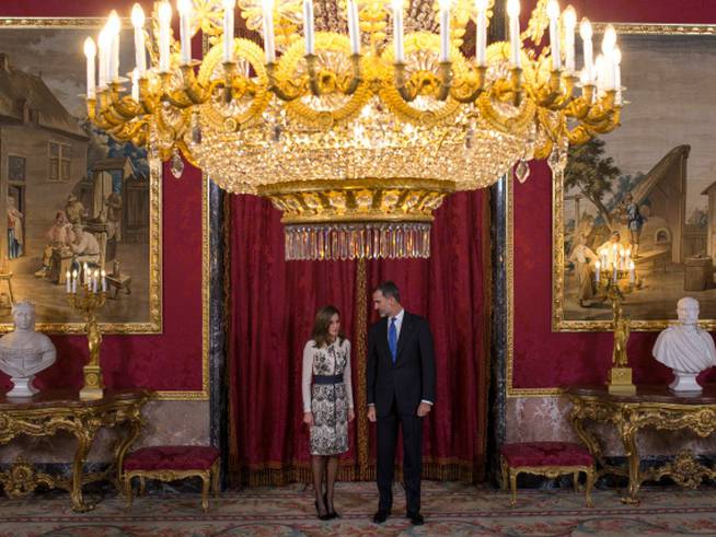 Felipe VI junto a doña Letizia en la recepción al presidente de Ecuador