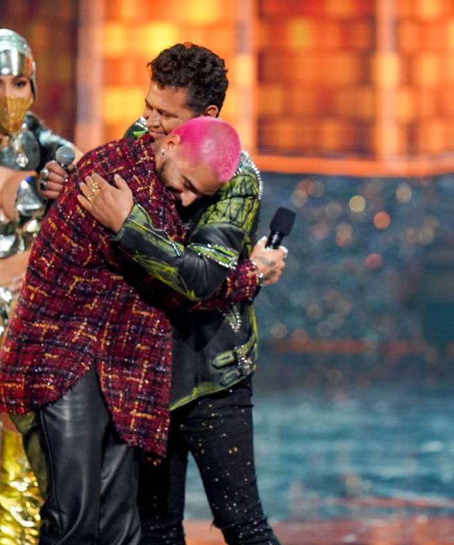 Maluma y Carlos Vives se funden en un abrazo en los Premios Lo Nuestro 2021.