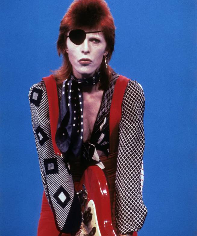 David Bowie, interpretando la canción &#039;Rebel Rebel&#039; en la televisión alemana en 1974.