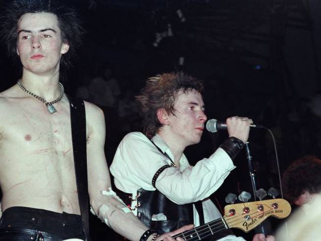 Sid Vicious y Johnny Rotten, miembros de los Sex Pistols, actuando en el Winterland Ballroom en 1978 en San Francisco, California.