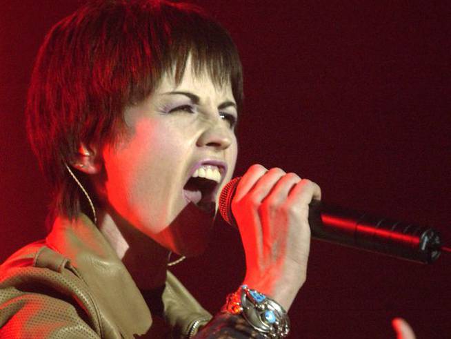 La cantante de The Cranberries, Dolores O&#039;Riordan, canta en directo &#039;Zombie&#039; en Berlín, en 2002.