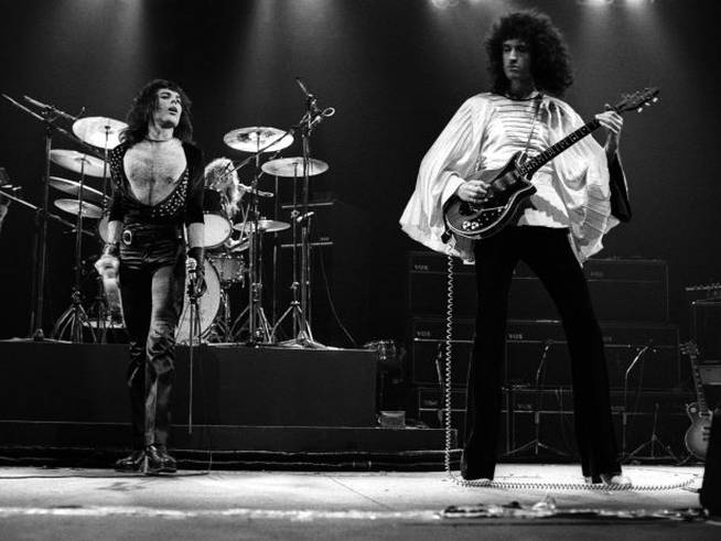 Freddie Mercury, Roger Taylor y Brian May, de Queen, durante un show de su tour &#039;Sheer Heart Attack&#039; en el Rainbow Theatre de Londres en noviembre de 1974.