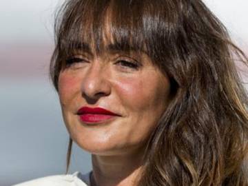 Candela Peña reivindica la belleza de las mujeres a los 40 con un posado sin filtros
