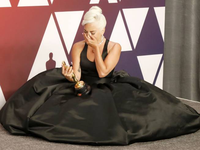 Lady Gaga, emocionada al posar con su Oscar a Mejor Canción Original por &#039;Shallow&#039; para &#039;Ha nacido una estrella&#039;.