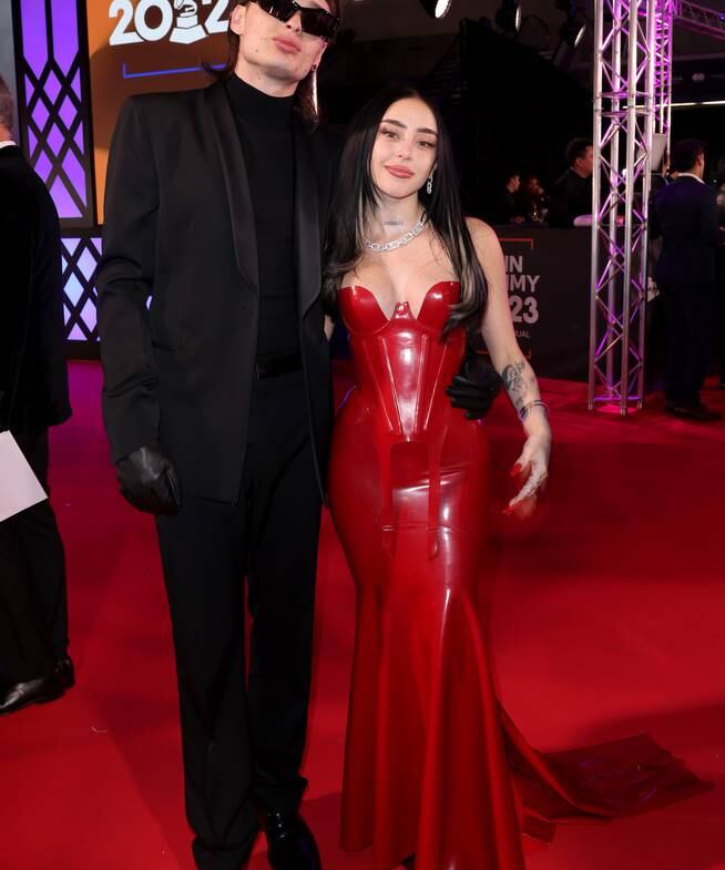 Peso Pluma y Nicki Nicole, en la alfombra roja de los Latin Grammys 2023.