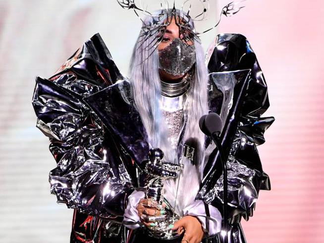 Lady Gaga luciendo una de sus originales mascarillas durante los MTV VMAs 2020.