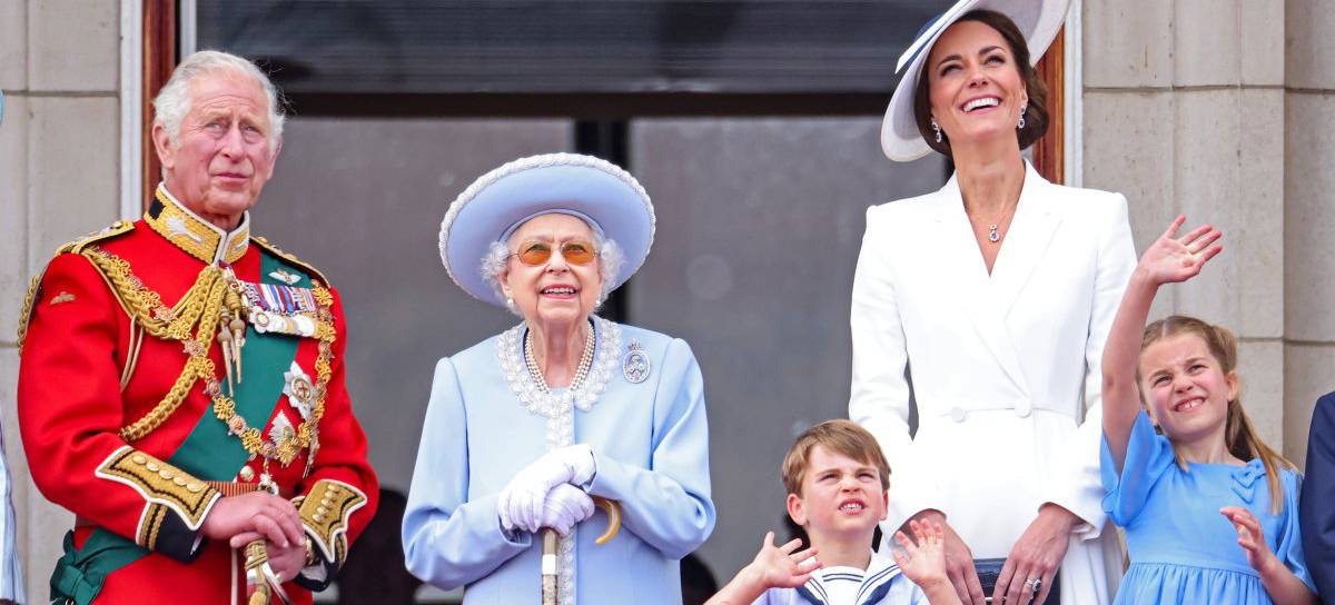 Isabel junto a su hijo y otros miembros de la Familia Real contemplan muy animadamente los actos oficiales de su jubileo.