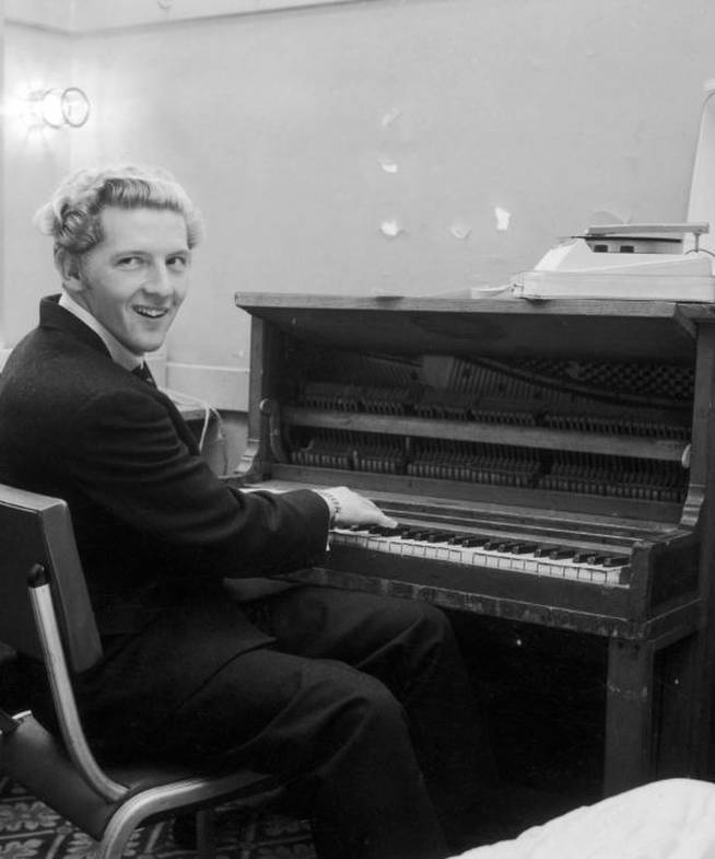 Jerry Lee Lewis tocando el piano en su juventud.