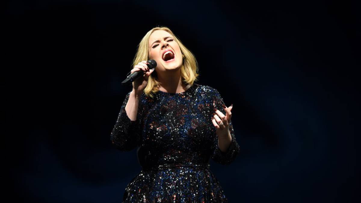 Adele crolla sul palco a causa di un forte dolore alla sciatica |  musica