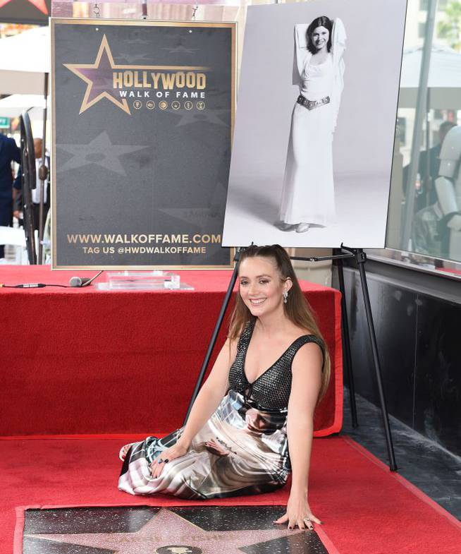 Billie Lourd posa junto a la estrella de su madre, Carrie Fisher, en el Paseo de la Fama de Hollywood. 