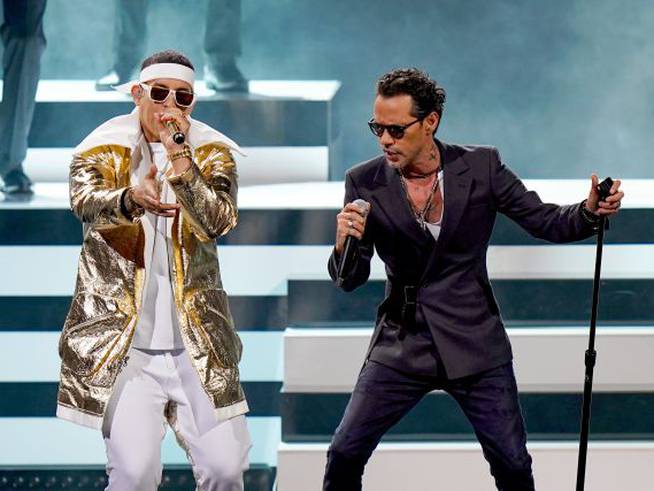 Daddy Yankee y Marc Anthony actuaron juntos en los Premios Lo Nuestro 2021.