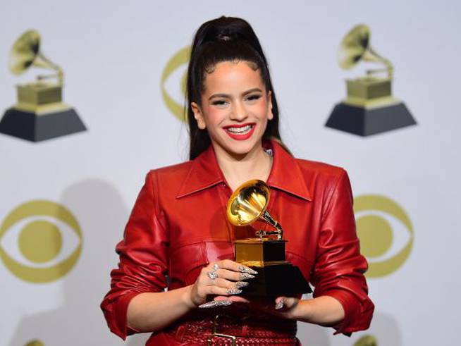 Rosalía gana su primer Grammy.
