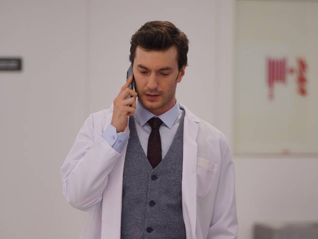 Serdar Öztürk (Sarp Can Köroglu), el médico de &#039;El hombre equivocado&#039;