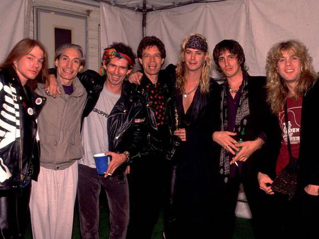 Axl Rose, Charlie Watts, Keith Richards, Mick Jagger, Duff McKagan, Izzy Stradlin y Steven Adler en Los Ángeles, durante el &#039;Steel Wheels Tour&#039; de los Rolling Stones en 1989.