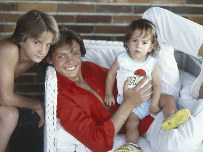 Luis Miguel en Italia, año 1985, posando con sus hermanos Alejandro y Sergio.