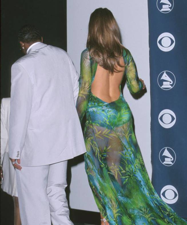 El vestido de Jennifer Lopez, por detrás, con toda la espalada al descubierto. En la imagen, junto a su pareja de entonces, Sean Combs.