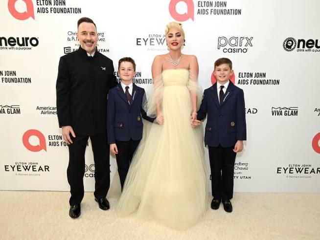 Lady Gaga posó con David Furnish y sus hijos en la fiesta de Elton John.