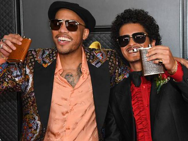 Silk Sonic (Anderson .Paak y Bruno Mars), en la alfombra roja de los Grammy 2021