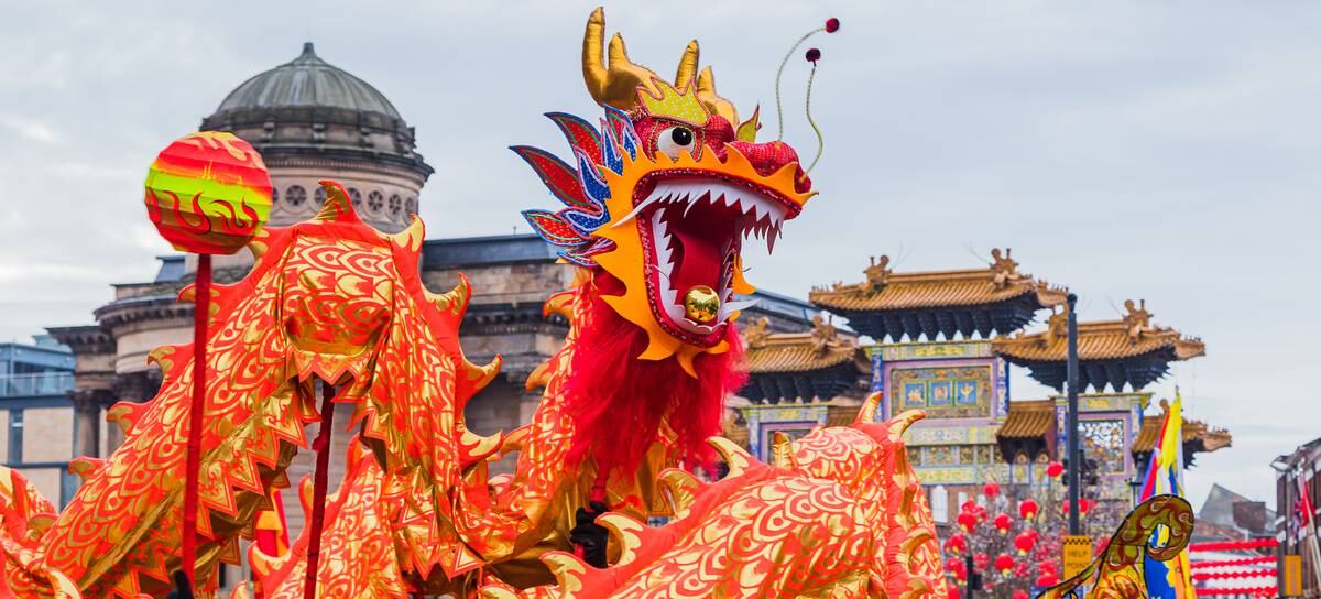 Dragón bailando en un desfile por el Año Nuevo Chino.