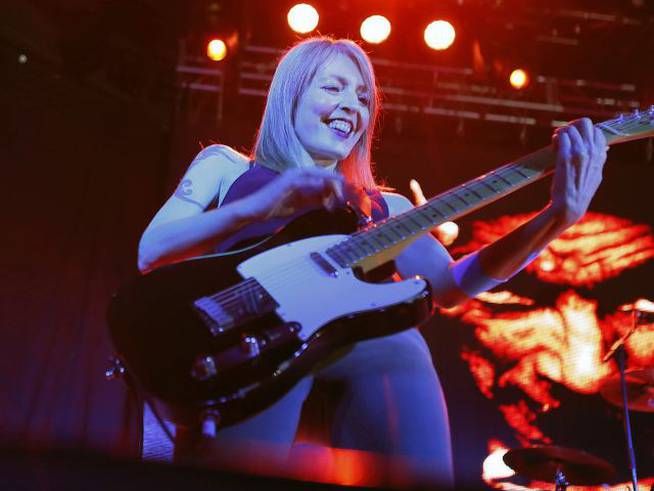 Amparo Llanos, durante un concierto de Dover en 2014.