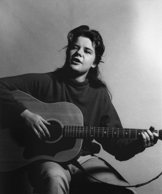 Janis Joplin de joven tocando la guitarra, año 1962. / Foto: Marjorie Alette/Michael Ochs Archives/Getty Images
