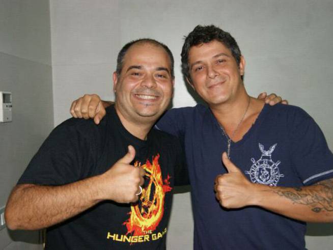 Alejandro Sanz con Luis Miguel Ortiz en la casa del artista.